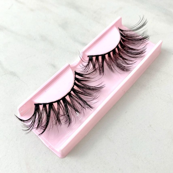Darlin' Please Glamorous Instagram Worthy Lashes - Picture 2 of 8